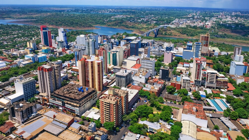 Vista panorámica de Ciudad del Este con el río Paraná y el Puente de la Amistad
